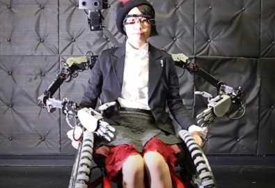 Японские инженеры создали инвалидную коляску с роборуками